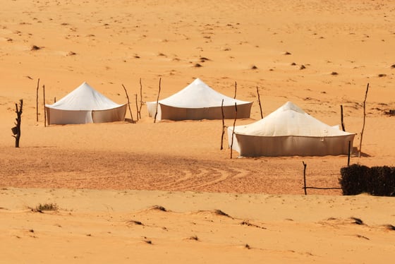 Excursion au désert de Lompoul au Sénégal : dunes dorées, balade en dromadaire, quad et déjeuner face au désert pour une expérience unique entre Dakar et Saint-Louis.